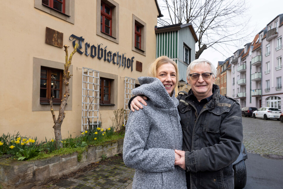 Andrea (52) und Uwe Engert (60) vor ihrer neuen gastronomischen Heimat, dem "Trobischhof" in Pieschen.