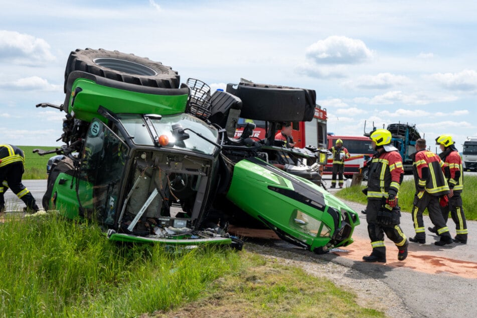 Der Traktor landete auf der Seite. Der Fahrer konnte sich selbst aus dem Fahrzeug befreien.