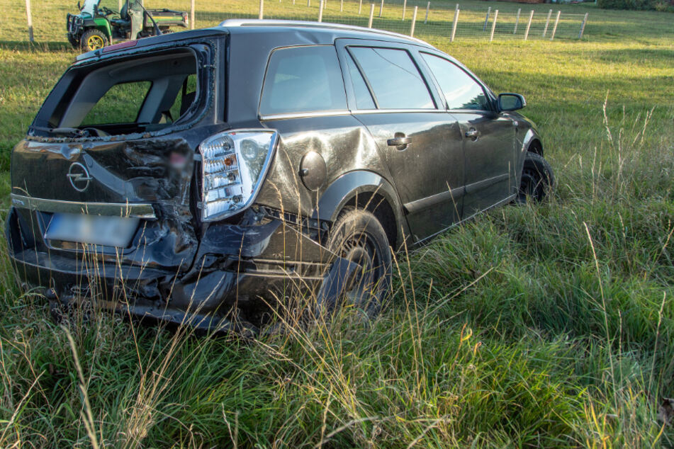 Der Opel kam nach dem Zusammenstoß auf einer Wiese zum Stehen.