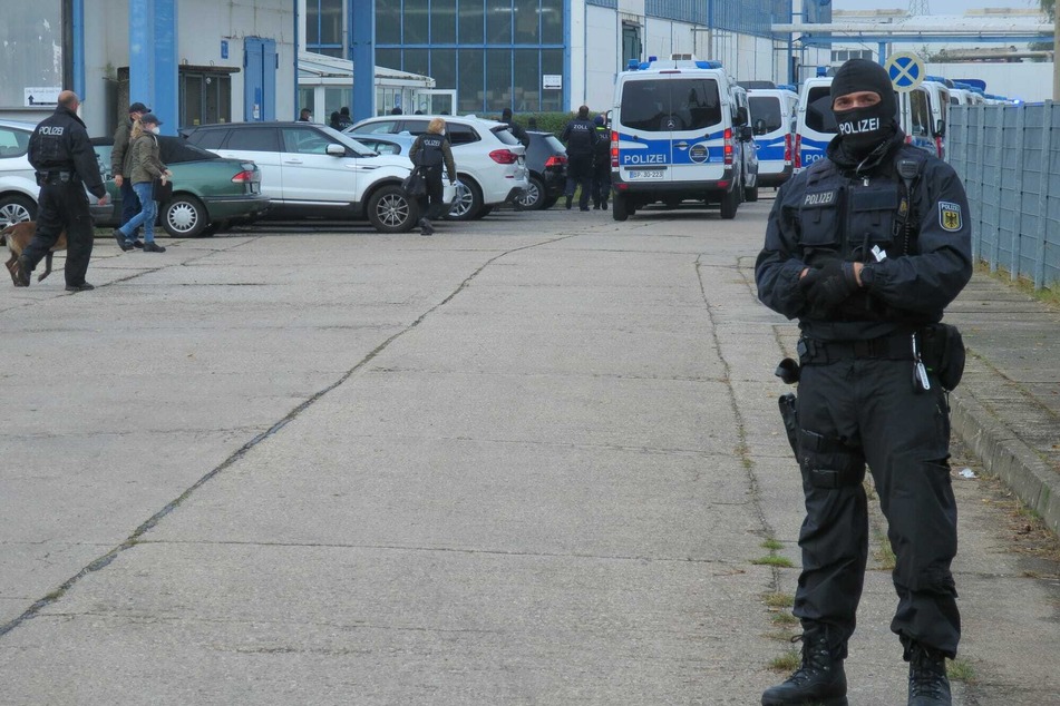 Ein Beamter der Bundespolizei sichert den Eingang des betroffenen Gewerbehofs.