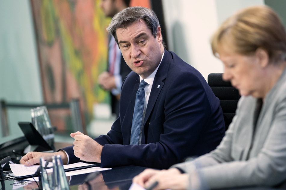Folgt Bundeskanzlerin Angela Merkel (r., CDU) dem Drängen von Markus Söder (CSU) nach härteren Maßnahmen? (Archiv)