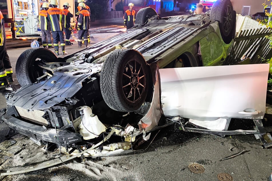 Der Kia blieb nach dem Unfall auf dem Dach liegen.