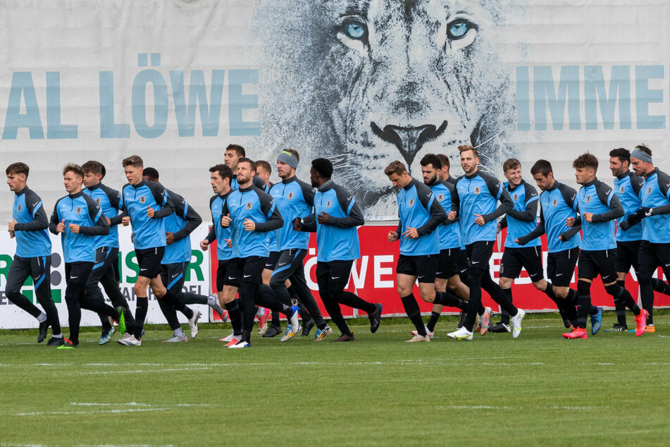 Die Spieler des 1860 München können - abgesehen von Richard Neudecker - am Dienstag wieder das Mannschaftstraining aufnehmen. (Archiv)