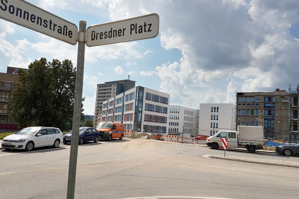 Einer der Raubüberfälle passierte am Dresdner Platz in Chemnitz. (Archivbild)