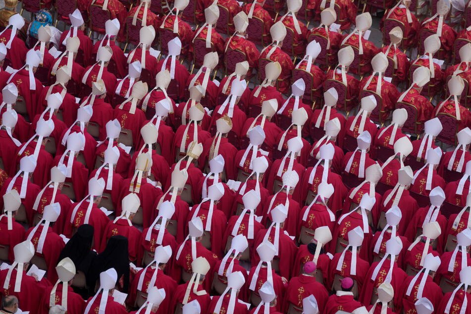 Laut Vatikansprecher haben rund 130 Kardinäle an der Totenmesse für Papst Benedikt XVI. teilgenommen.