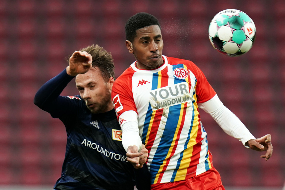 Der Mainzer Leandro Barreiro (r.) im Kopfball-Duell mit Unions Marcus Ingvartsen.