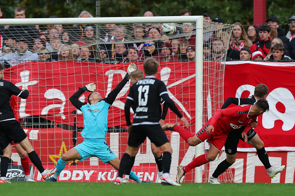 FSV-Keeper Lucas Hiemann streckt sich vergeblich: In der 82. Minute trifft Andy Trübenbach zum 0:1.