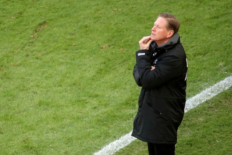Kölns Trainer Markus Gisdol (51) steht während des Spiels gegen Borussia Dortmund am Spielfeldrand.