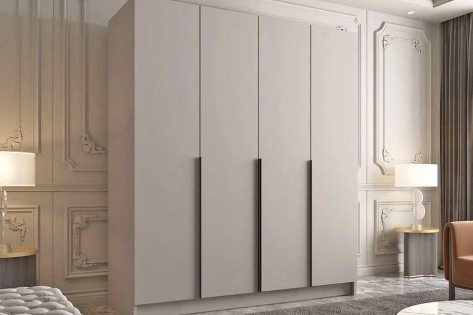 Dieser schöne Schrank kann in wenigen Tagen ohne Extrakosten bei Euch stehen