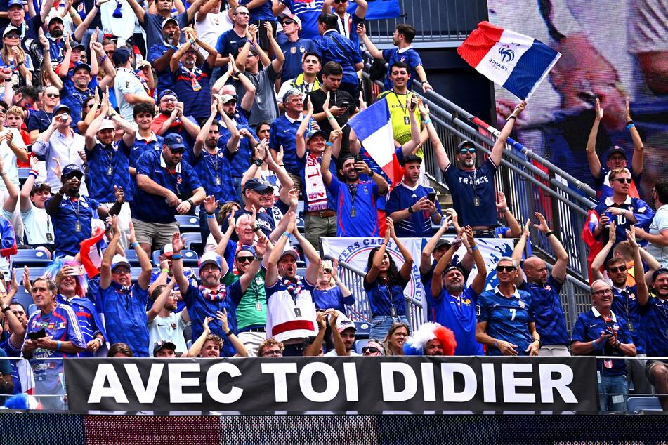 "Wir sind bei dir, Didier", ließen die französischen Fans ihren Nationaltrainer wissen.