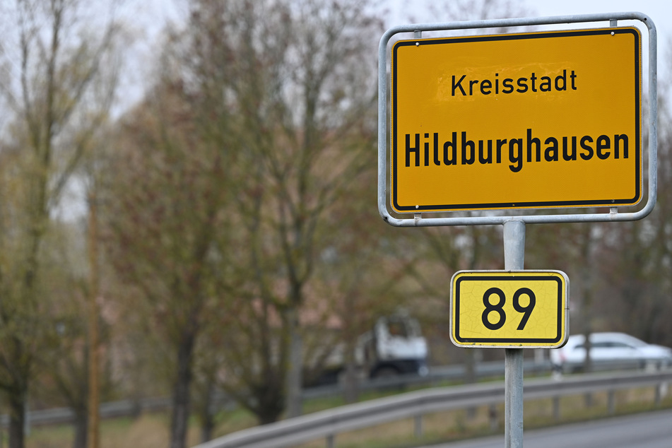 "Kreisstadt Hildburghausen" steht auf einem Schild am Ortseingang.