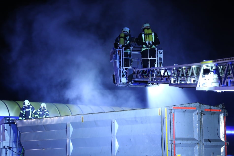 Der Einsatz führte sogar zu einer Sperrung im Bereich um den Sattelzug.