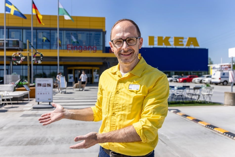 Der Umbau der Ikea-Filiale im Neefepark in Chemnitz ist bis auf wenige Nacharbeiten abgeschlossen. Neu sind die Fassade und das Dachlogo. Einrichtungshaus-Chef Leopold Steber (49) ist sehr zufrieden.