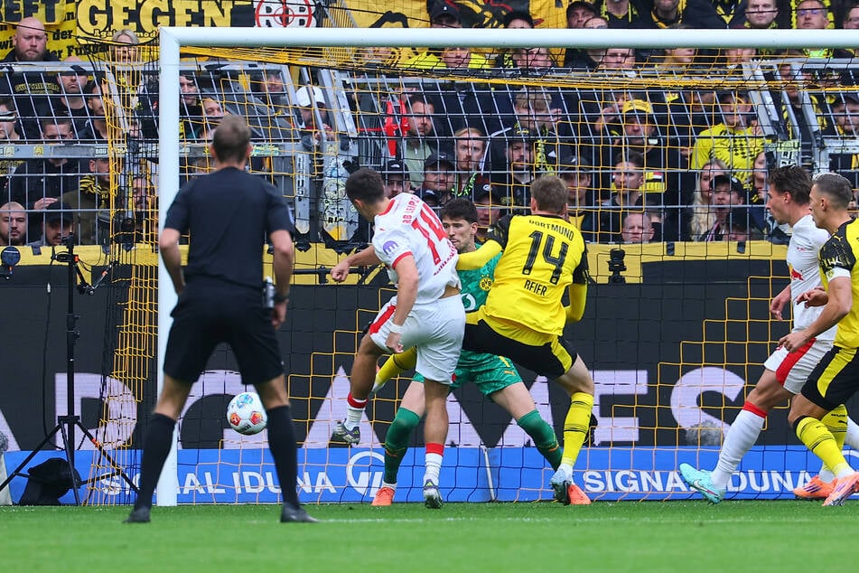 Baumgartner (#14) schiebt zum zwischenzeitlichen 1:0 ein.