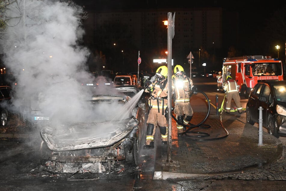 Berlin: Auto auf Parkplatz abgefackelt: Feuer-Teufel am Werk?