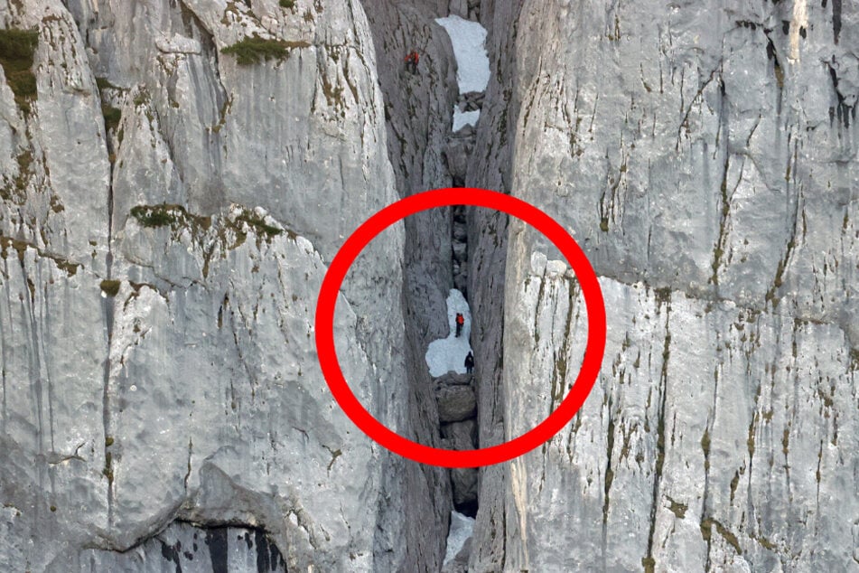 Bergretter mussten sich zu dem Mann in die Schlucht abseilen.