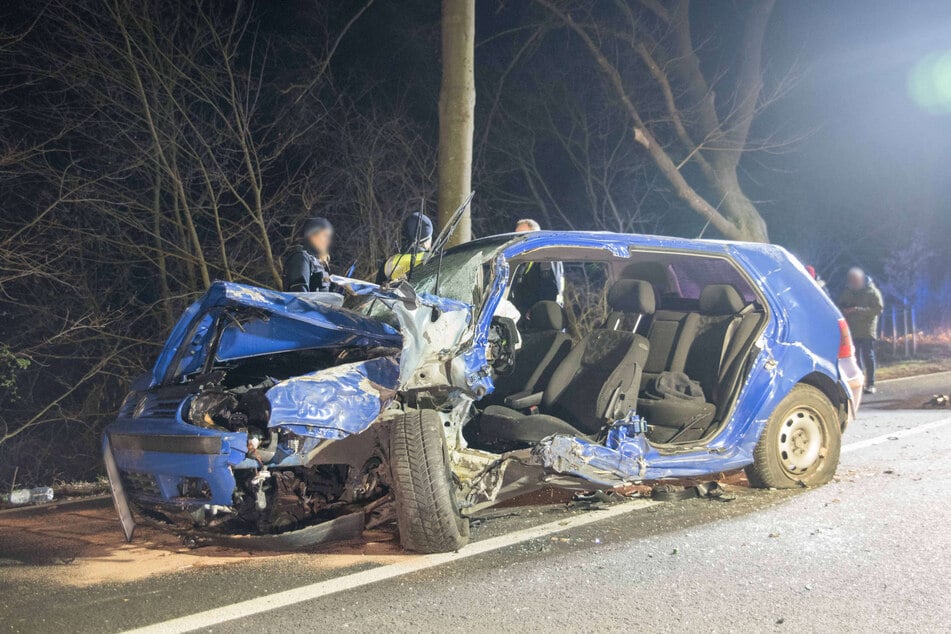 Zu schnell in die Kurve: Autofahrer prallt gegen Baum und wird schwer verletzt