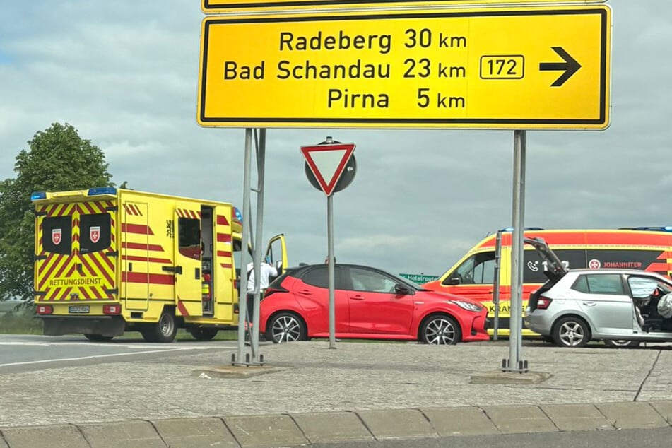 Rettungskräfte eilten zum Unfallort und kümmerten sich um eine verletzte Person.