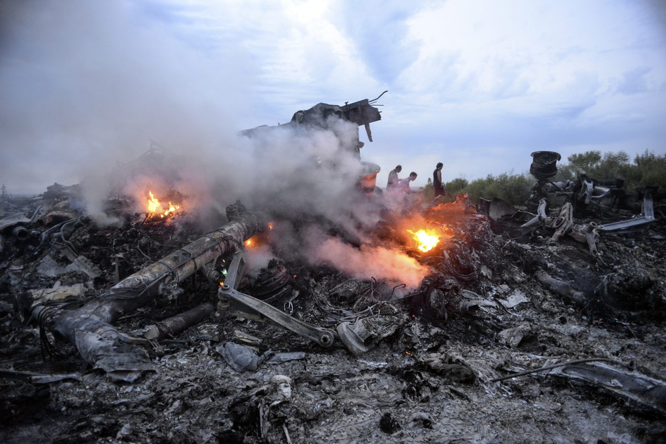 Brennende Trümmer der abgeschossenen Boeing 777 der Malaysia Airlines liegen nahe Donezk in der östlichen Ukraine.