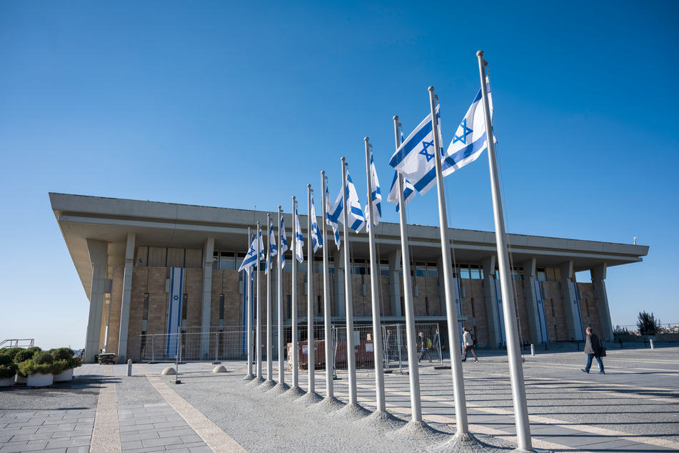 Regierungsparteien und Opposition in der israelischen Knesset zeigten seltene Einigkeit, nachdem Haftbefehle gegen Regierungschef Netanjahu und Verteidigungsminister Galant beantragt wurden.