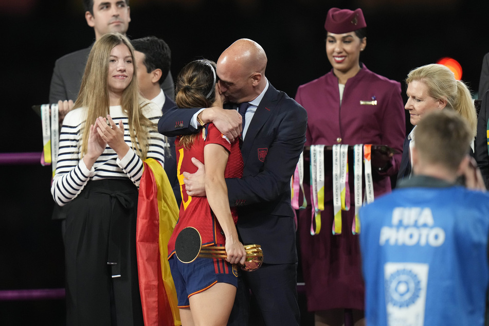 Nach dem WM-Finale knutschte Luis Rubiales (46, M.) alle Spielerinnen ab, bei Jenni Hermoso (33, nicht im Bild) landete der Kuss auf dem Mund.
