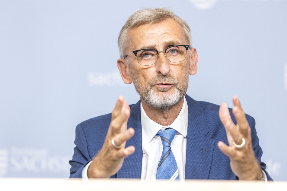 Innenminister Armin Schuster (61, CDU) präsentierte gestern den neuen Gesetzentwurf für Notfälle.