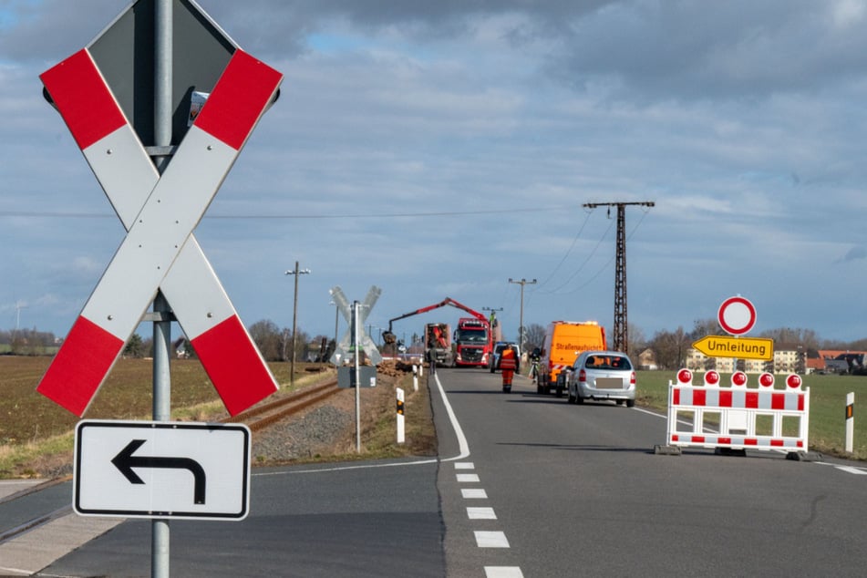 Aktuell laufen die Bergungsarbeiten. Der Verkehr wird umgeleitet.
