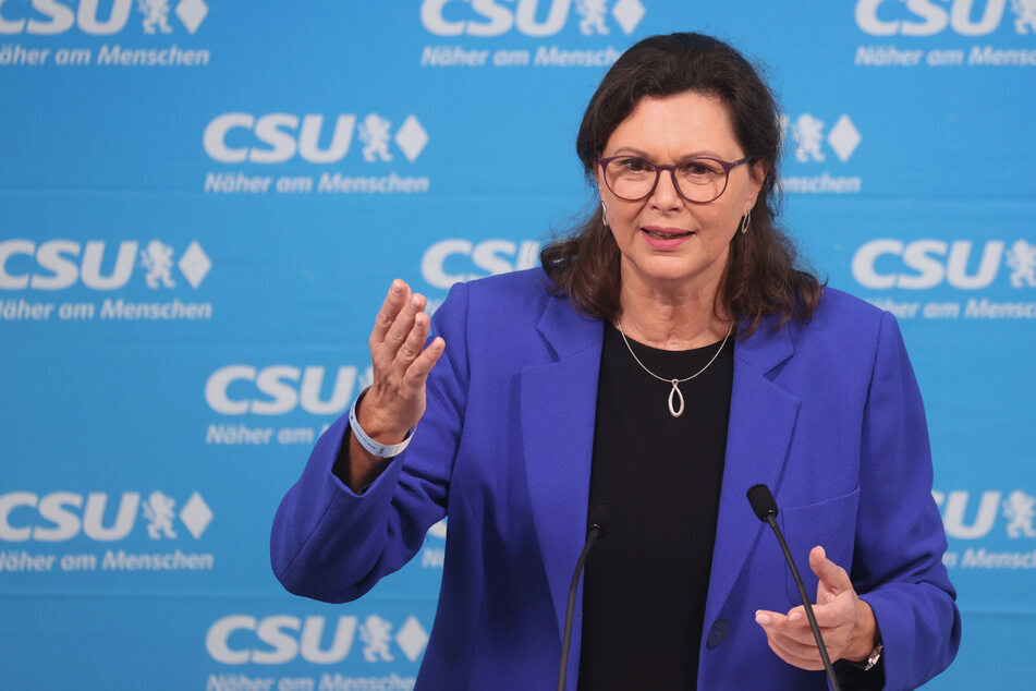 Landtagspräsidentin Ilse Aigner (CSU) ordnete wieder eine FFP2-Maskenpflicht in Plenarsitzungen an. (Archiv)