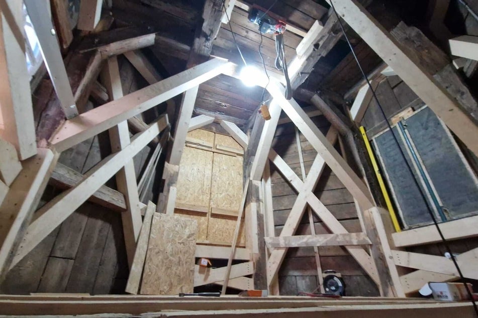 Blick in den Glockenturm der Kirche Cämmerswalde.