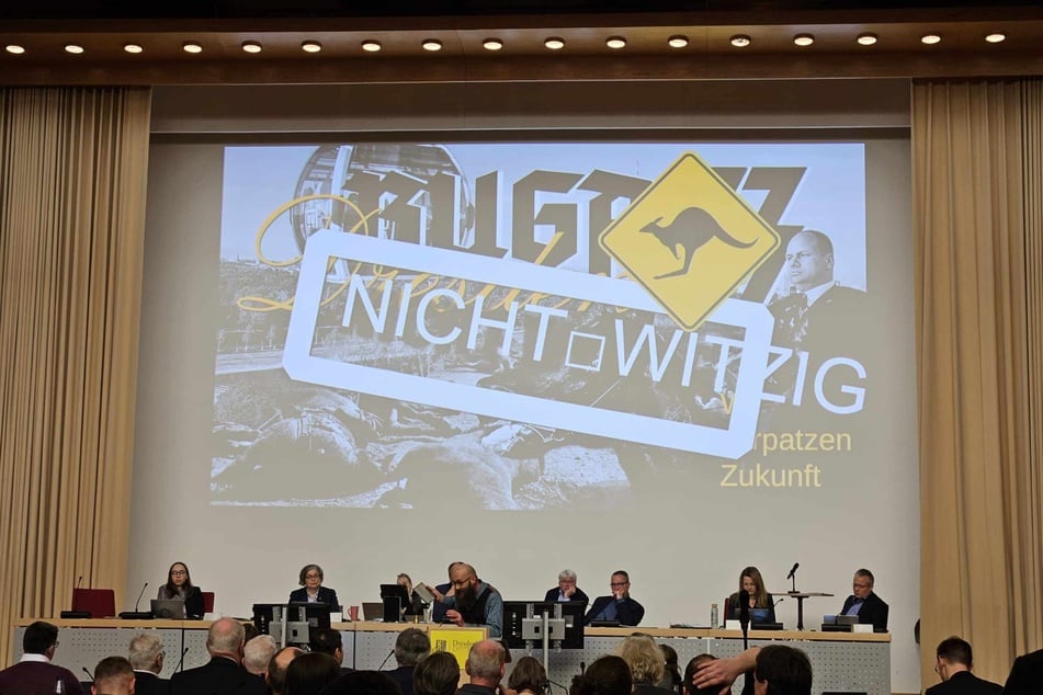 "NICHT WITZIG": So sah das von der Verwaltung geänderte Bild im Stadtrat aus.