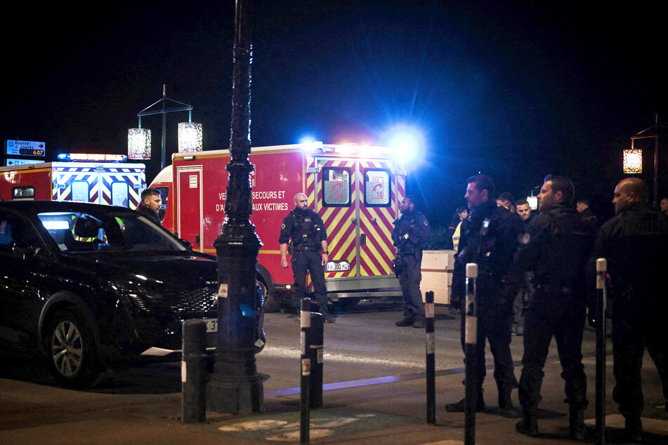 Polizisten sichern den Tatort in Bordeaux, während Rettungskräfte um die Leben von zwei Verletzten kämpfen.