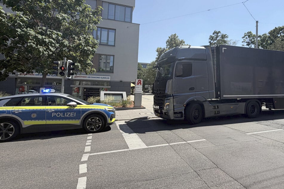 Lkw-Fahrer unterläuft Fehler: Neun Autos demoliert, enormer Schaden!