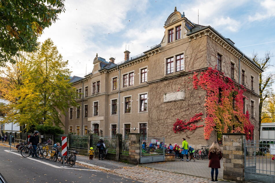So wie an der 63. Grundschule (Wägnerstraße) in Blasewitz sollen zwei weitere Grundschulen Elterntaxi-Haltestellen erhalten.