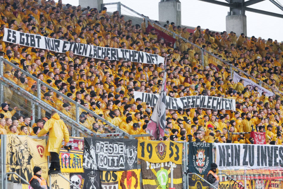 Mit Protest-Bannern sorgten die Anhänger von Dynamo Dresden beim Spiel gegen Ingolstadt für Wirbel.