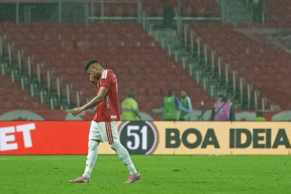 Victor Gabriel (22) schleicht nach seiner Roten Karte vom Platz. Es ist für lange Zeit das letzte Mal, dass er das Spielfeld betritt.
