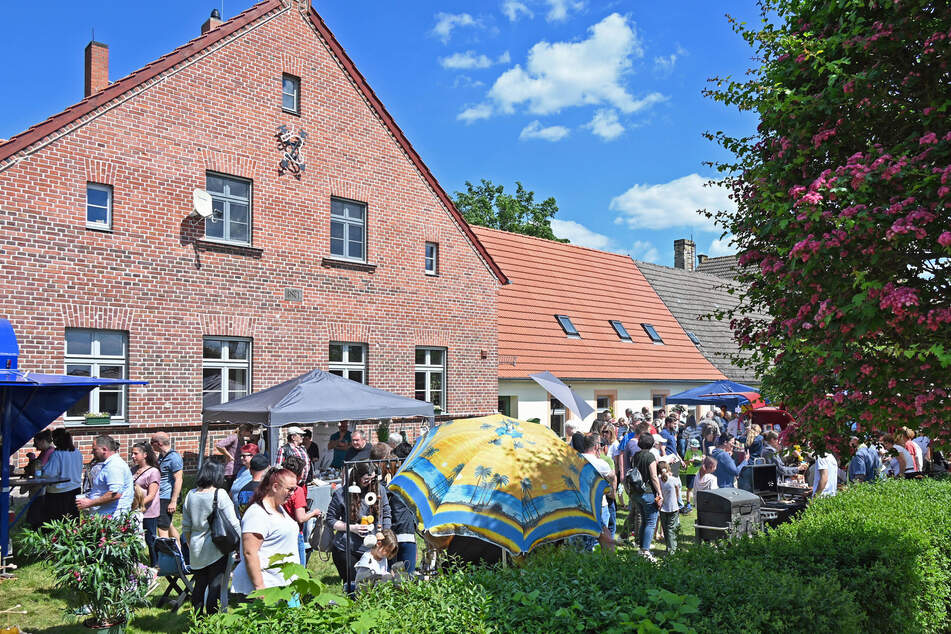 Am Donnerstag fand der 1. Kunsthandwerkermarkt im Torgauer Ortsteil Graditz statt.