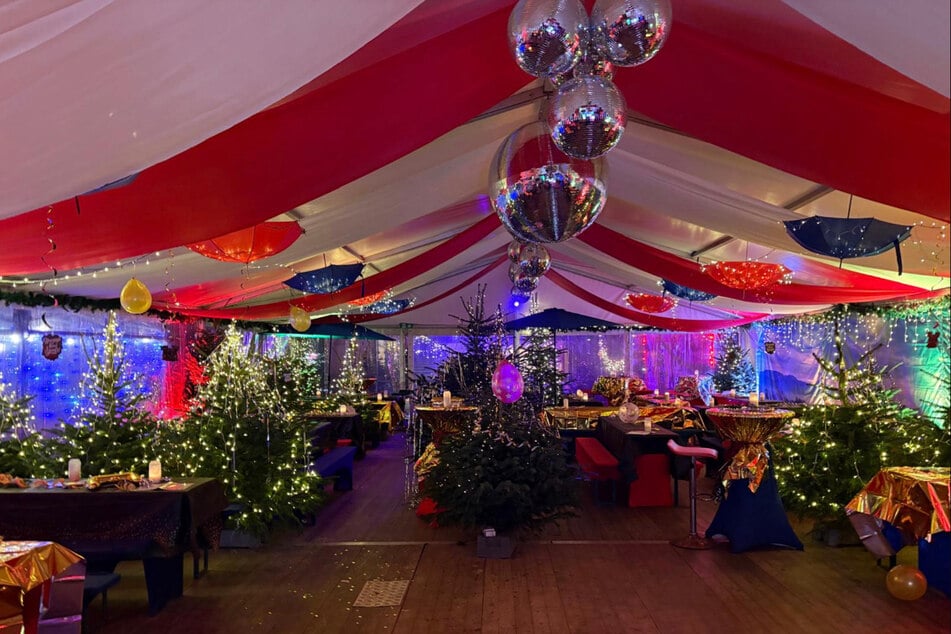 Gemütlich ausgewählte Sorten Glühwein genießen kann man beim Glühwein-Festival in München.