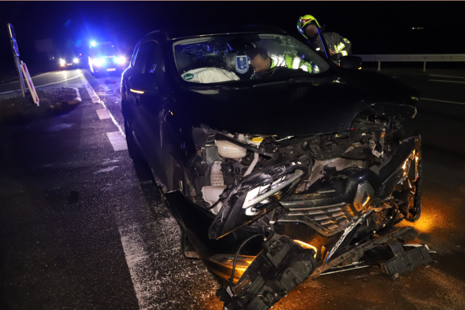 Bei einem Kreuzungsunfall an der B93 wurden fünf Personen verletzt.