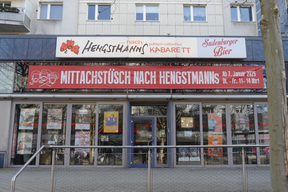 Das Kabarett "...nach Hengstmanns" befindet sich im Breiten Weg 37, direkt neben der Haltestelle Opernhaus.