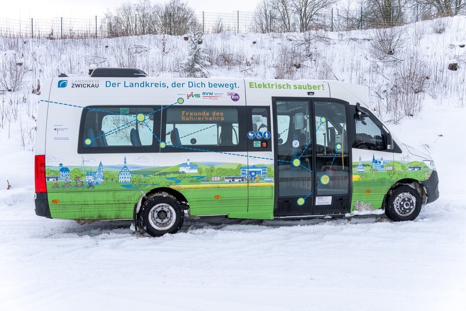 Kein Bus von der Stange: Die neuen E-Busse im Landkreis Zwickau haben ein eigenes Design mit regionalen Motiven.