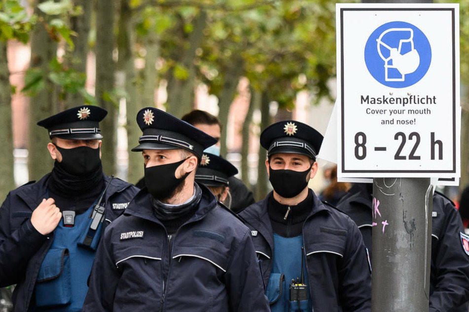 Die Menschen in Hessen hielten sich in der Nacht zum Samstag und am Samstag selbst nach Polizeiangaben weitgehend an die aktuellen Corona-Verordnungen. (Archivbild)