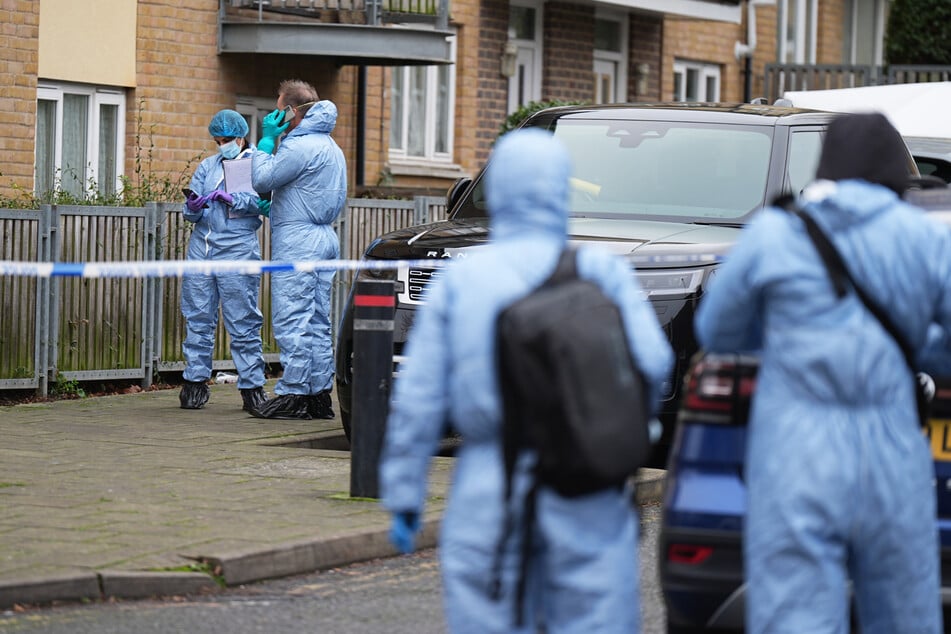 Gerichtsmediziner am Tatort, nachdem eine Frau gestorben ist und sich ein Mann nach einer Schießerei im Nordwesten Londons weiterhin in kritischem Zustand befindet.