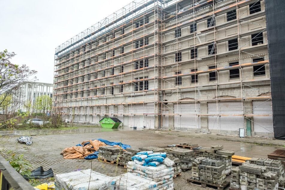 Vor dem Hotel stapelt sich zwar Baumaterial, aber von Bauarbeitern fehlt jede Spur.