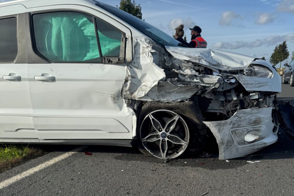 Ford kracht in geparkten Dacia: Fahrer hat Schutzengel an Bord