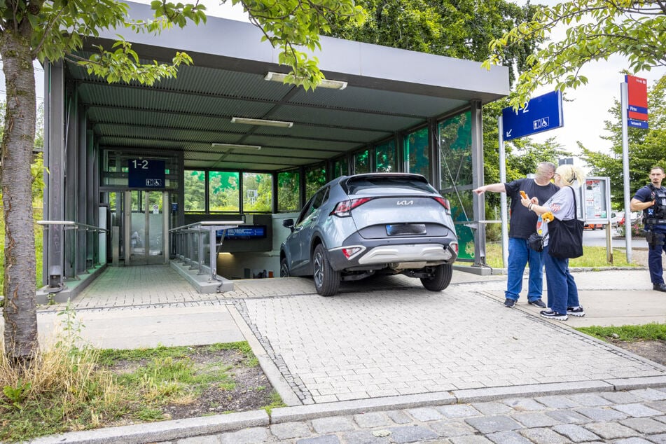 Statt in eine Tiefgarageneinfahrt fuhr der Mann in eine Bahnhofsunterführung hinein.