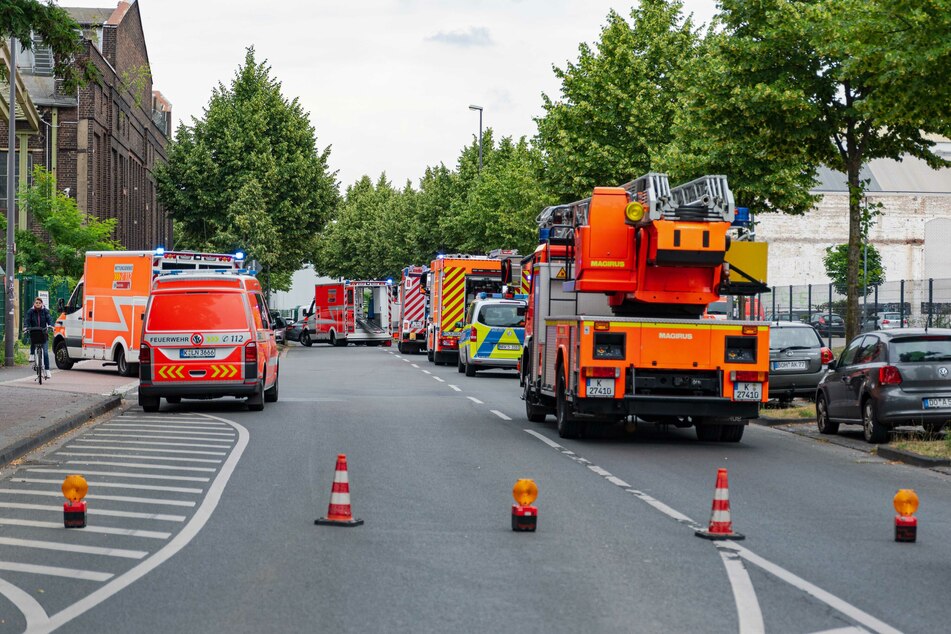 Die Kölner Feuerwehr, Rettungssanitäter und die Polizei am Unfallort.