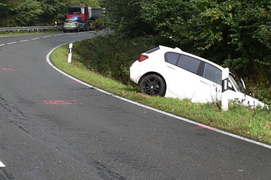 Der Autofahrer (26) verlor in einer Kurve die Kontrolle über sein Auto und landete im Straßengraben.