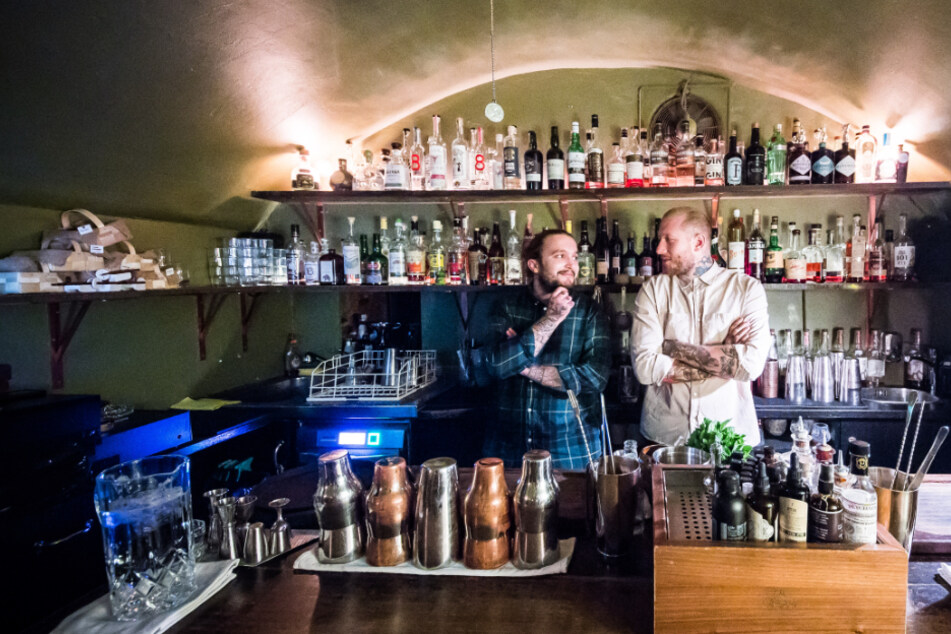 Barkeeper Joshua Besemer (l.) und Bar Manager Michele Heinrich hinterm Tresen ihres "Kinly".
