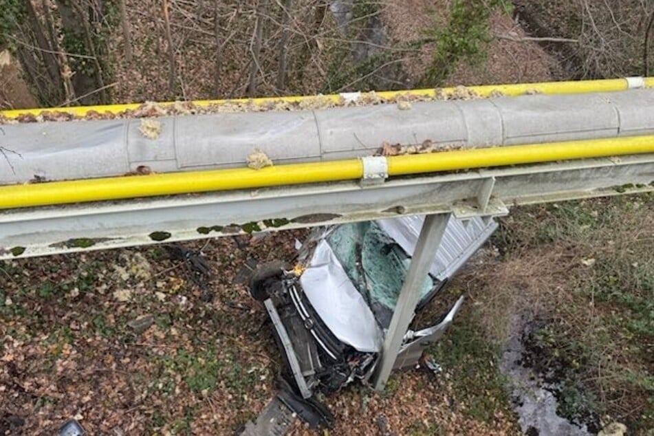 Am frühen Sonntagmorgen stürzte ein 31-Jähriger mit seinem Fiat mehrere Meter in einen Graben.