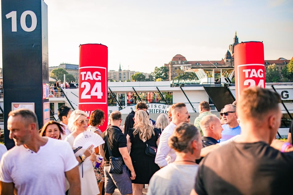 Zehn Minuten vor Abfahrt gab es für die Besucher und Veranstalter einen Wermutstropfen: Das Partyboot war aufgrund des niedrigen Elbpegels auf Grund gelaufen!